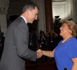 Su Alteza Real el Príncipe de Asturias saluda a la Presidenta Electa de la República de Chile, Michelle Bachelet, antes de su encuentro